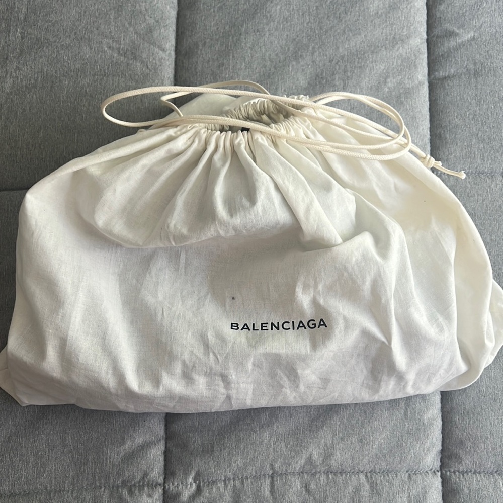 BALENCIAGA
Agneau Classic Hardware City Bleu Obscur